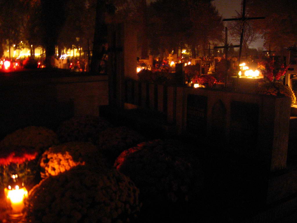 Cemntarz nocą