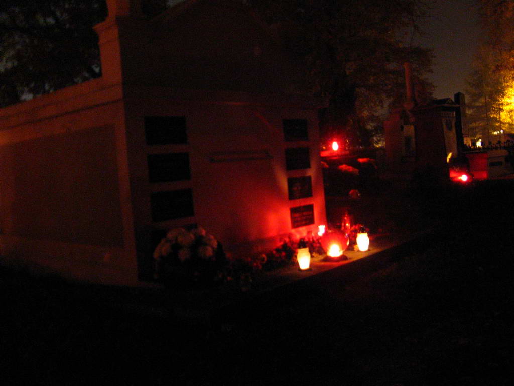 Cemntarz nocą